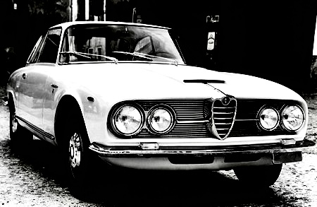 Il Banchiere di Milano, tra atmosfere anni Settanta, Alfa Romeo e Rolling Stones